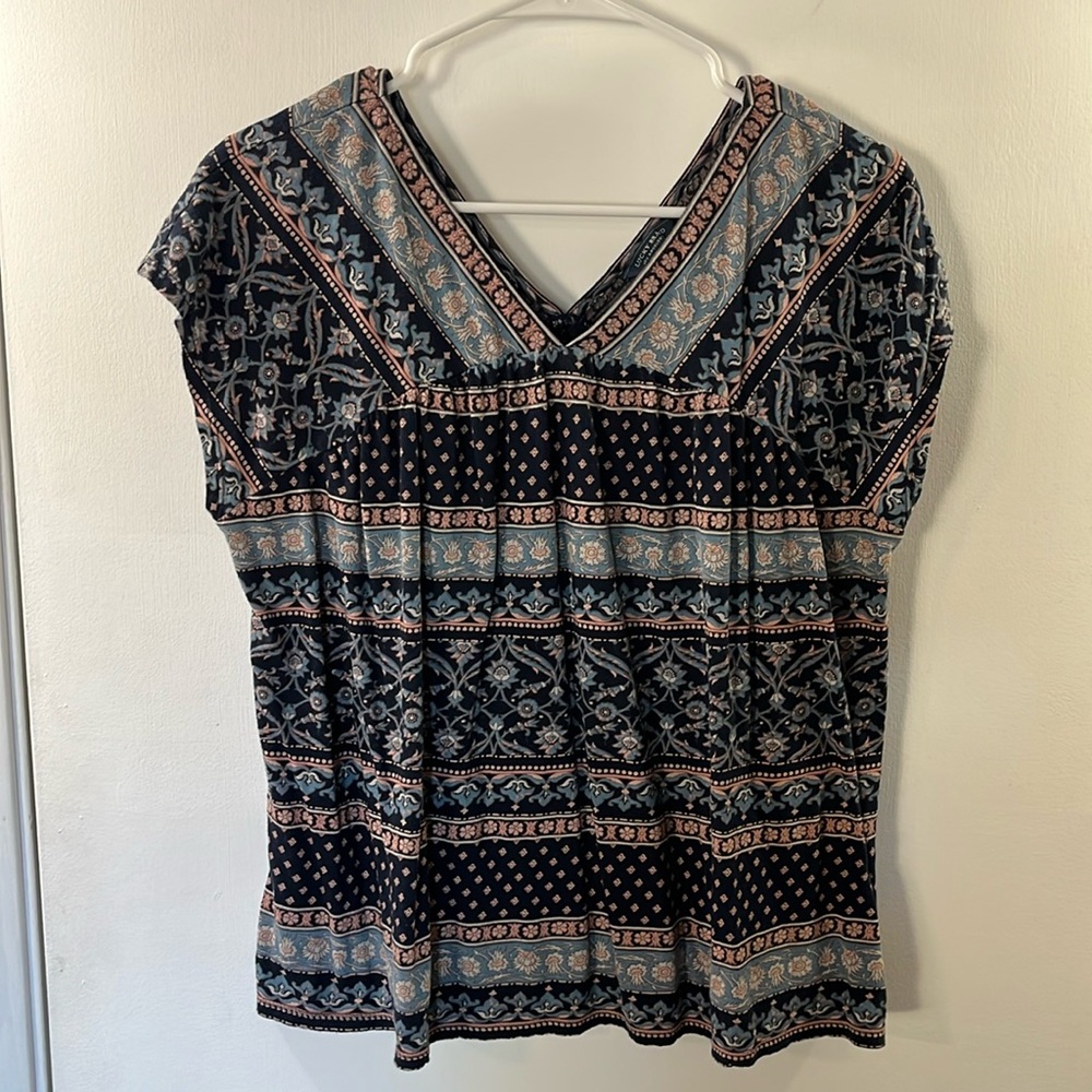 Lucky Brand V neck Top size Medium